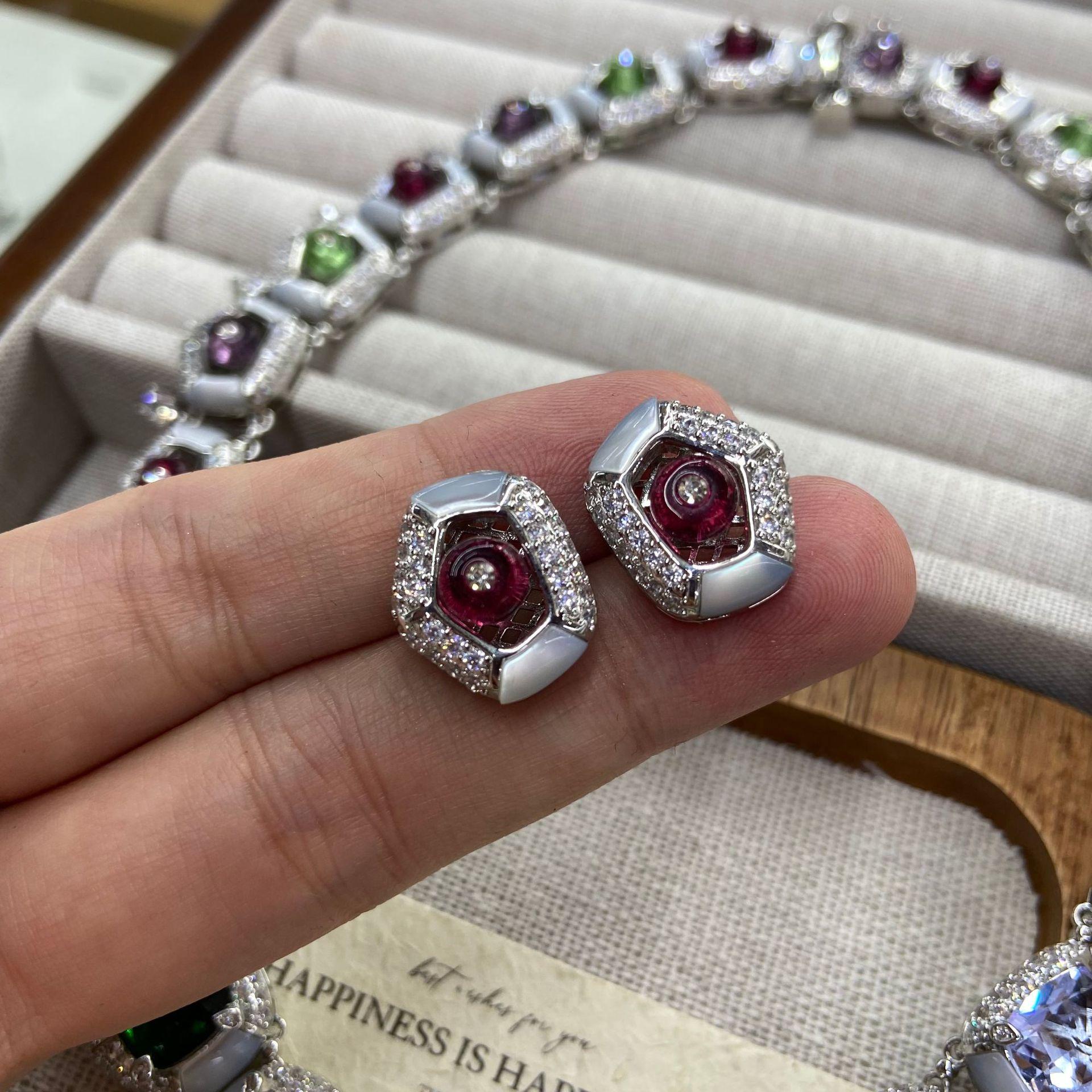 Color Splicing Irregular Necklace Earrings Set Women S Premium Zircon Versatile Set Chain Exquisite Light Luxury Ear Jewelry
Color Splicing Irregular Necklace Earrings Set Women S Premium Zircon Versatile Set Chain Exquisite Light Luxury Ear Jewelry