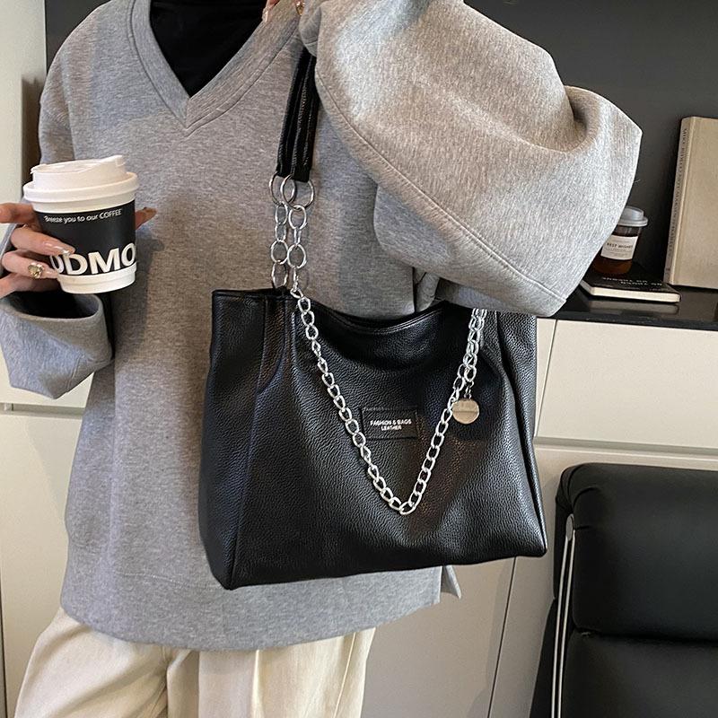 Women s tote bag large capacity autumn and winter new solid color fashion trend commuter shoulder bag portable underarm bag 33*9*26 чёрный
Women s tote bag large capacity autumn and winter new solid color fashion trend commuter shoulder bag portable underarm bag 33*9*26 чёрный