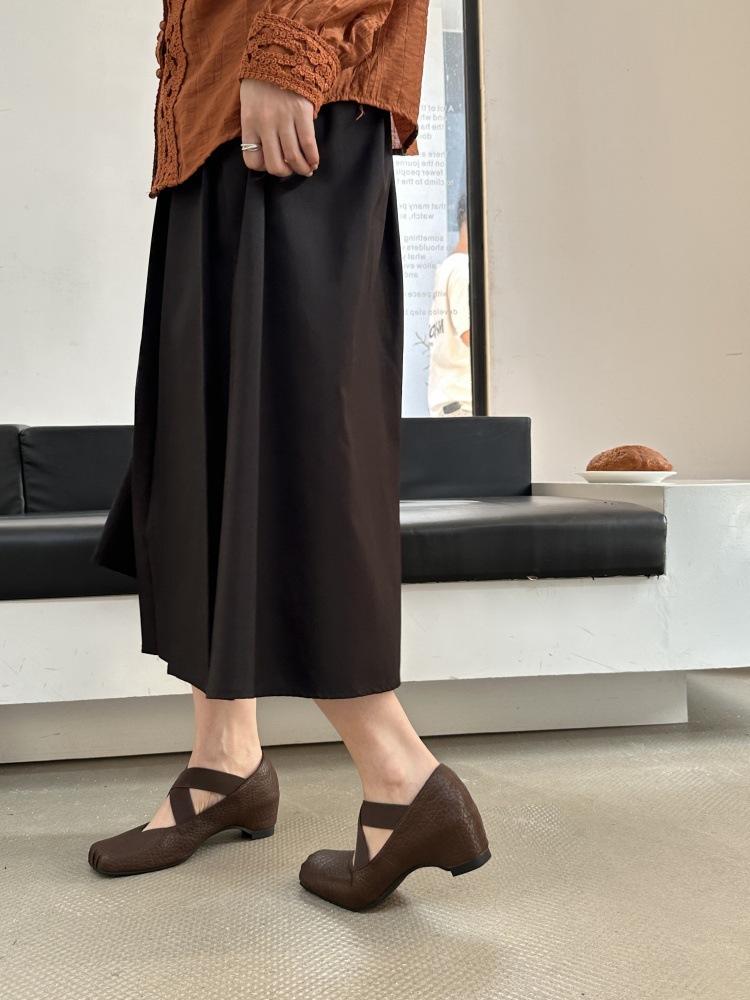 Pig nose ballet shoes women s outer wear retro cross strap thick heel inner height increase square head single shoes 40 коричневый
Pig nose ballet shoes women s outer wear retro cross strap thick heel inner height increase square head single shoes 40 коричневый