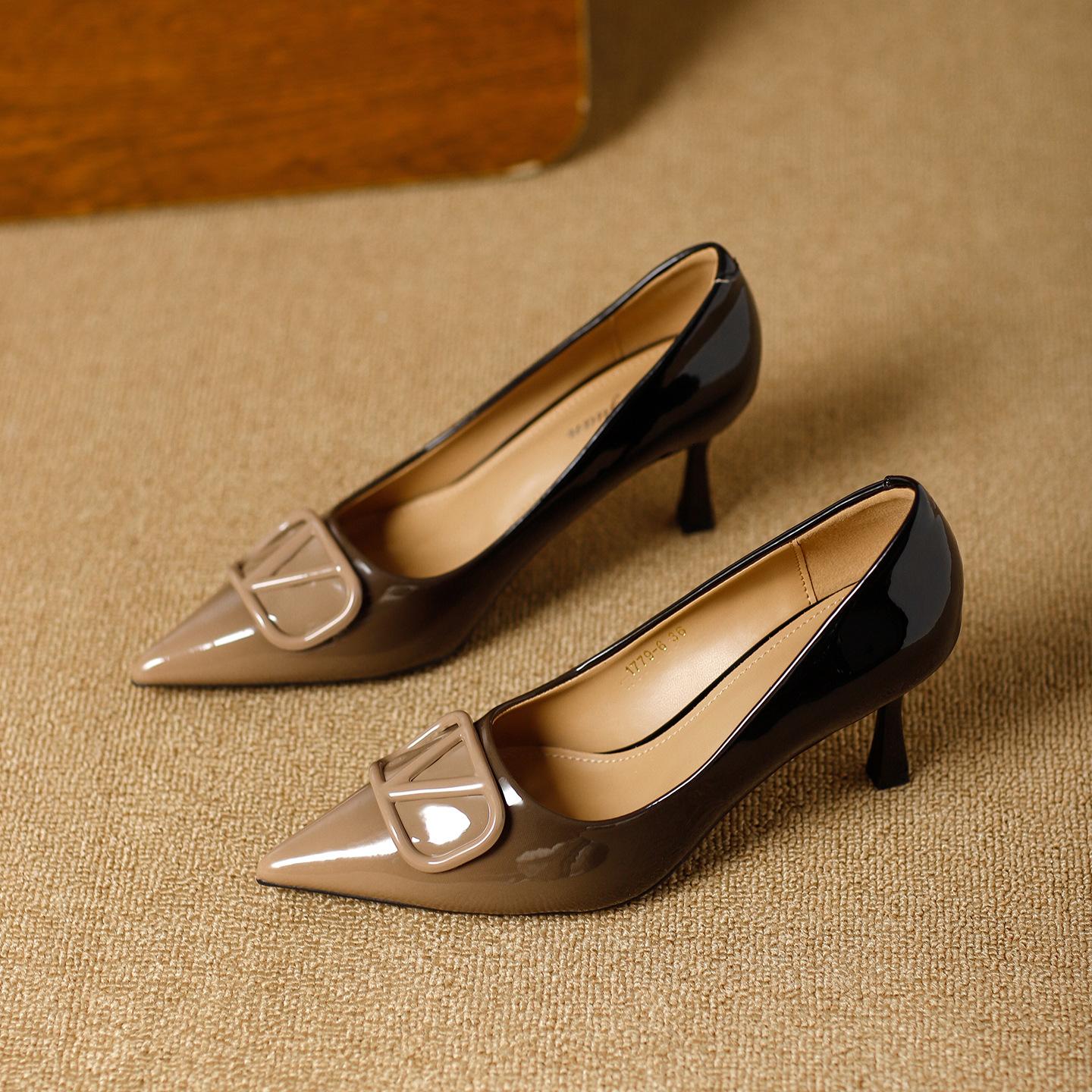 Stiletto high heels 2026 spring European and American banquets gradually change color pointed V buckle one pedal light mouth single shoes 40 сірий колір
Stiletto high heels 2026 spring European and American banquets gradually change color pointed V buckle one pedal light mouth single shoes 40 сірий колір