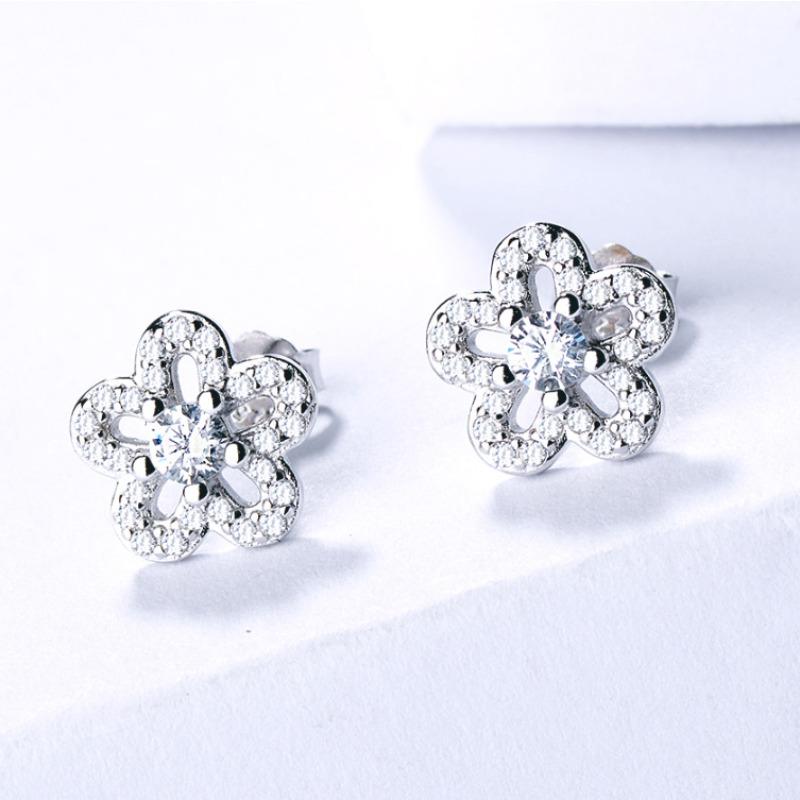 Серьги-гвоздики из стерлингового серебра S925 с четырьмя листочками клевера, полые, с микро-инкрустацией, универсальные серьги-гвоздики из серебра в корейском стиле с цветочным узором для женщин
Серьги-гвоздики из стерлингового серебра S925 с четырьмя листочками клевера, полые, с микро-инкрустацией, универсальные серьги-гвоздики из серебра в корейском стиле с цветочным узором для женщин