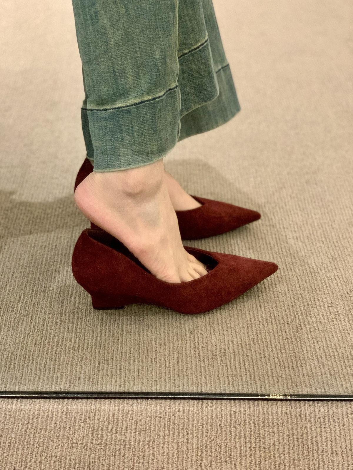 High heels niche black women s shoes 2026 spring new wedge heel temperament celebrity pointed commuter shoes 42 бордовий
High heels niche black women s shoes 2026 spring new wedge heel temperament celebrity pointed commuter shoes 42 бордовий