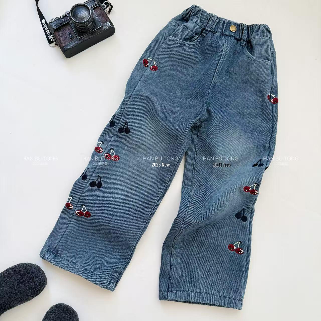 Girls Cherry Embroidery Velvet-Lined Wide Leg Denim Pants - Elastic Waist, Medium & Large Sizes, 2025 Winter Style 130 cm
Girls Cherry Embroidery Velvet-Lined Wide Leg Denim Pants - Elastic Waist, Medium & Large Sizes, 2025 Winter Style 130 cm