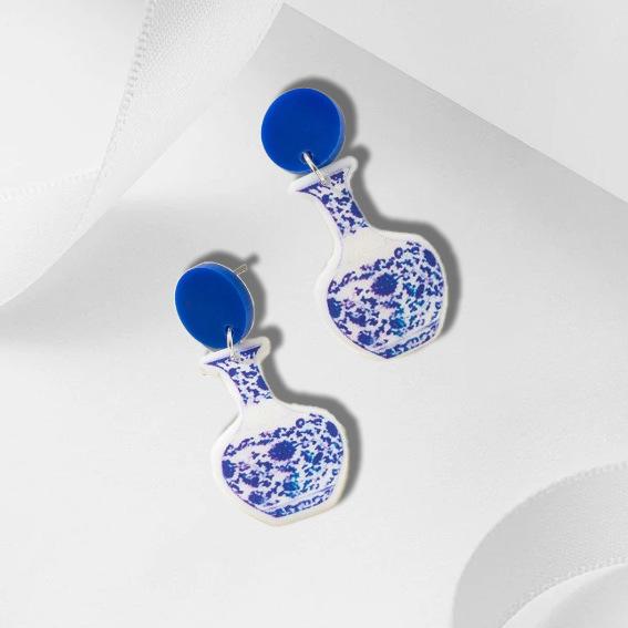 A pair of Chinese blue and white porcelain acrylic earrings, new Chinese vintage acrylic blue earrings, elegant geometric earrings королівський синій колір
A pair of Chinese blue and white porcelain acrylic earrings, new Chinese vintage acrylic blue earrings, elegant geometric earrings королівський синій колір
