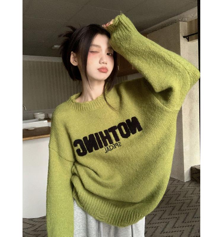 Свободный свитер с вышивкой букв
Свободный свитер с вышивкой букв