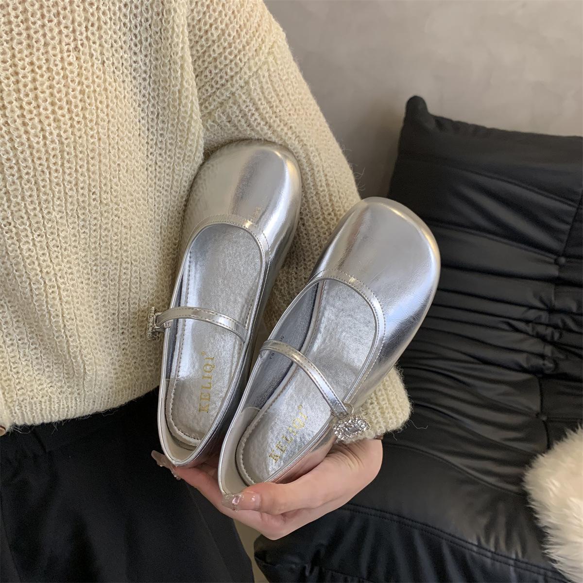 Fashion Women s flat bottomed round toe shallow mouth single shoe spring new style gentle simple comfortable small leather shoes 42 серебряный
Fashion Women s flat bottomed round toe shallow mouth single shoe spring new style gentle simple comfortable small leather shoes 42 серебряный