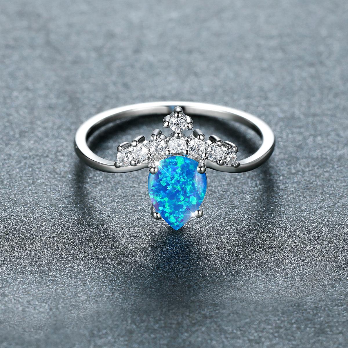 Кольцо V-образной круглой формы с белым бриллиантом «Лошадиный глаз» синего цвета No. 10
Кольцо V-образной круглой формы с белым бриллиантом «Лошадиный глаз» синего цвета No. 10