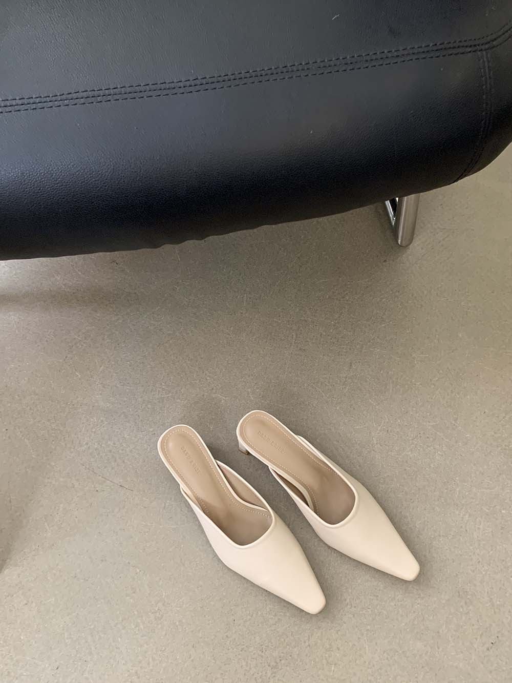 модні жіночі тапочки з гострим носком, нові надходження 2024 року, модні туфлі на товстому середньому каблуці, повсякденні сліпони, туфлі на мюлях 5.5 бежевий
модні жіночі тапочки з гострим носком, нові надходження 2024 року, модні туфлі на товстому середньому каблуці, повсякденні сліпони, туфлі на мюлях 5.5 бежевий