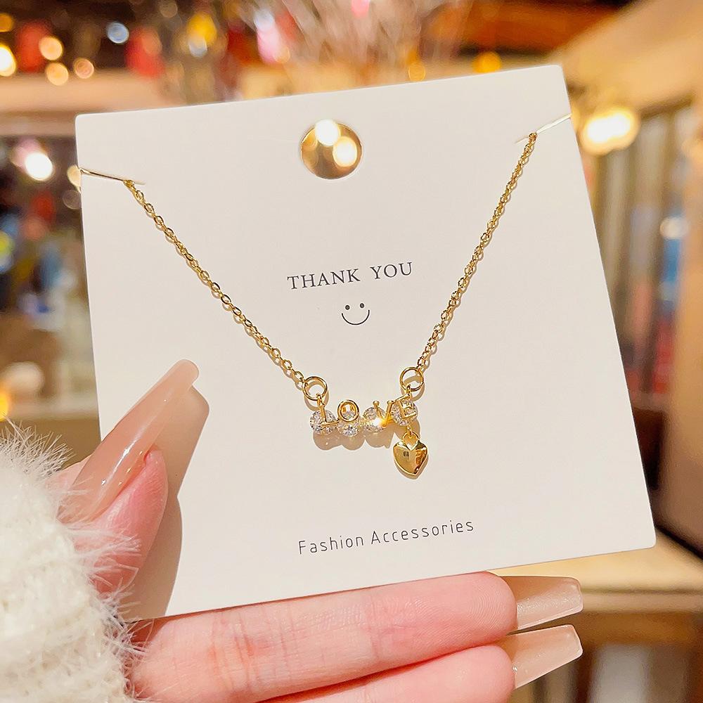 Ожерелье из титановой стали с надписью «LOVE» от Lucky goddess, позолоченное 18 карат, подвеска в виде буквы «LOVE», модная цепочка на ключицу.
Ожерелье из титановой стали с надписью «LOVE» от Lucky goddess, позолоченное 18 карат, подвеска в виде буквы «LOVE», модная цепочка на ключицу.