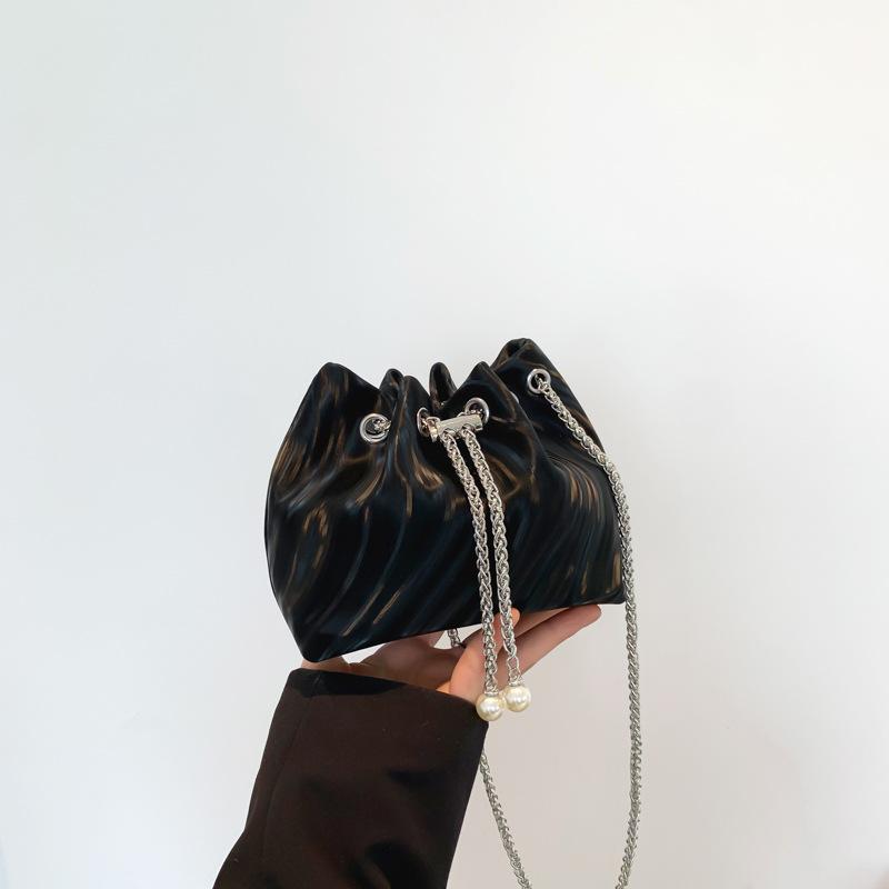 Портативная маленькая сумка Niche design для женщин 2024 года, весна-лето, новая мода в иностранном стиле, сумка-мессенджер с цепочкой, сумка-ведро для поездок на работу чёрный
Портативная маленькая сумка Niche design для женщин 2024 года, весна-лето, новая мода в иностранном стиле, сумка-мессенджер с цепочкой, сумка-ведро для поездок на работу чёрный