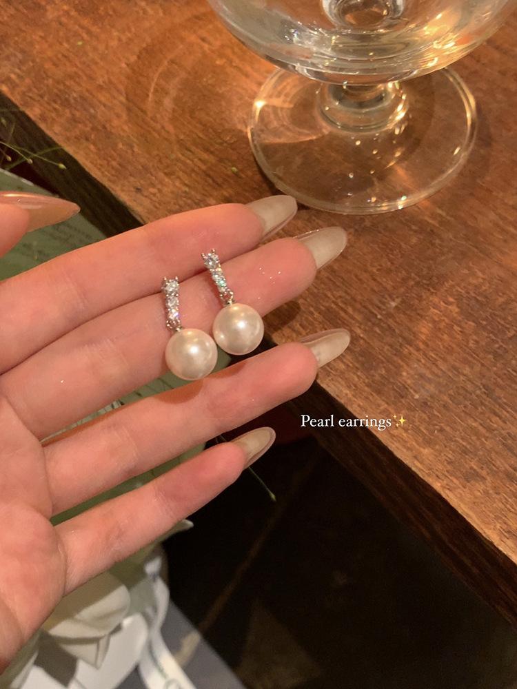 Gentle autumn and winter zircon pearl earrings women s new popular unique earrings women s high-end stud earrings
Gentle autumn and winter zircon pearl earrings women s new popular unique earrings women s high-end stud earrings