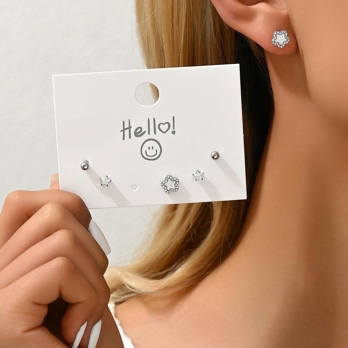 Милый комплект серег высокого класса. Женские простые серьги с инкрустацией из циркония. Неправильные серьги в форме звезд.
Милый комплект серег высокого класса. Женские простые серьги с инкрустацией из циркония. Неправильные серьги в форме звезд.