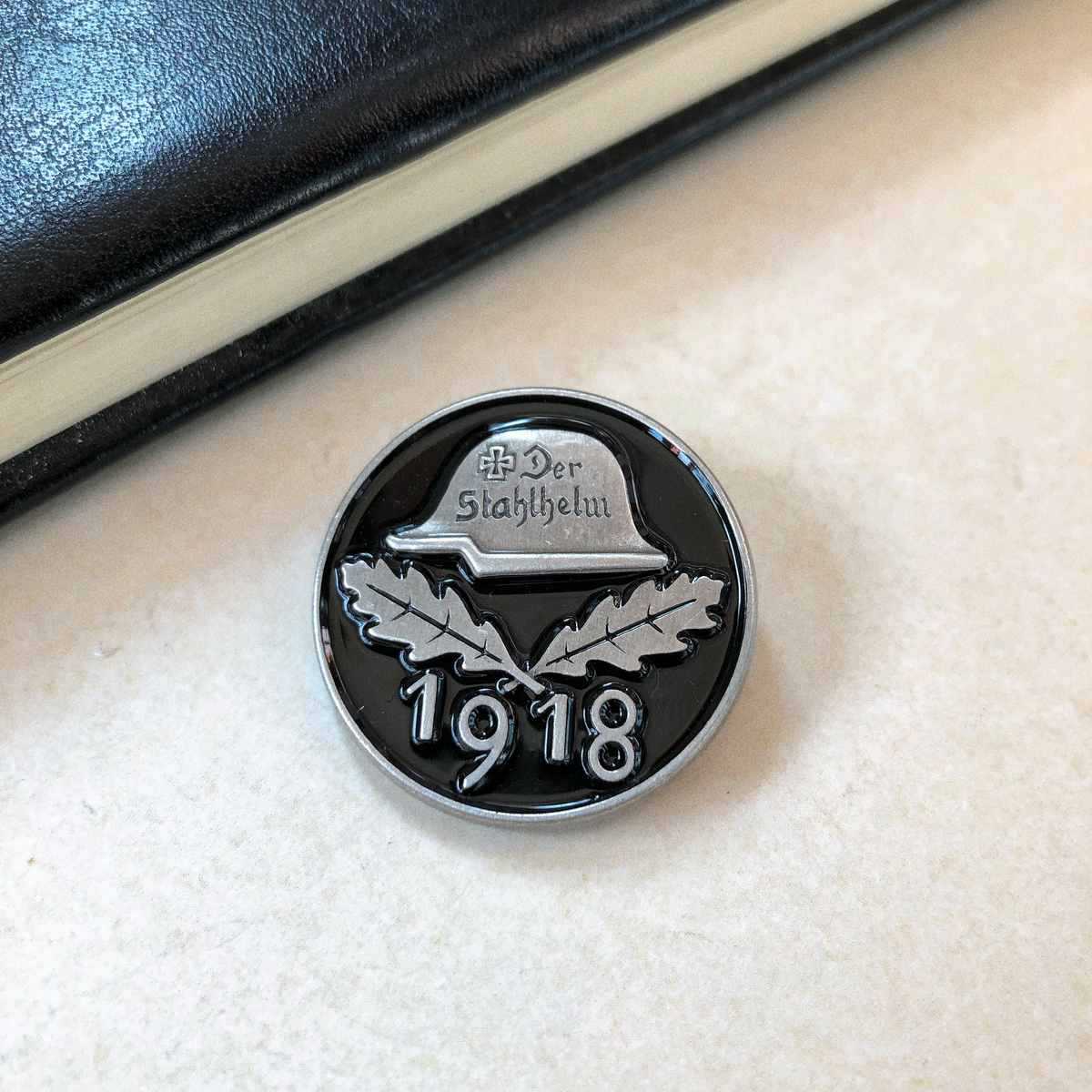 Немецкий ветеранский значок 1918 года, каска М35 с дубовыми листьями, металлическая брошь, советская медаль, памятный, рождественский подарок, наполнители для чулка
Немецкий ветеранский значок 1918 года, каска М35 с дубовыми листьями, металлическая брошь, советская медаль, памятный, рождественский подарок, наполнители для чулка