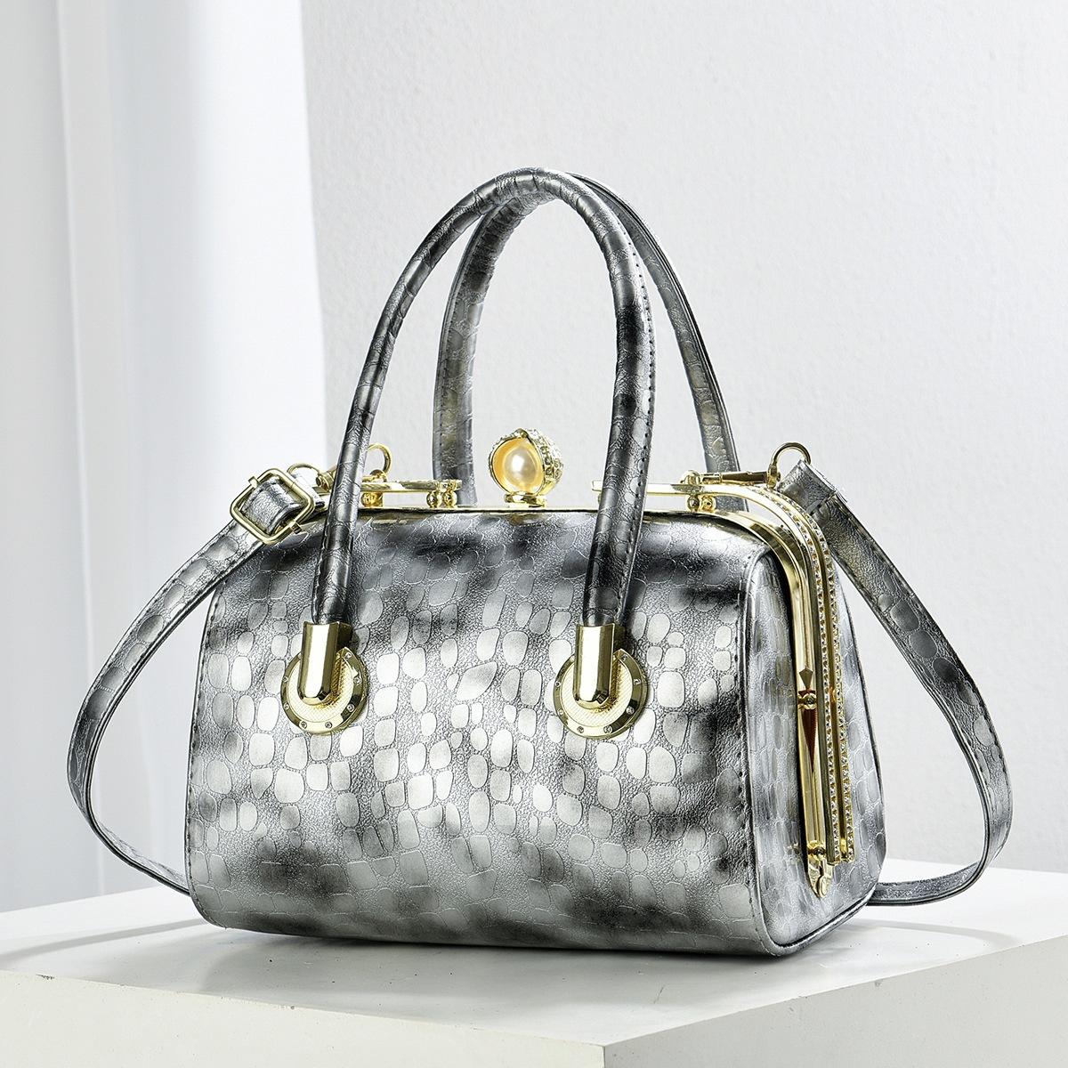New Luxury Handbag Women Clutch Box Bag Designer Party Handbag Ladies Evening Clutch Stereotype Clip Tote Women s Boston Bag 23x14x17cm
New Luxury Handbag Women Clutch Box Bag Designer Party Handbag Ladies Evening Clutch Stereotype Clip Tote Women s Boston Bag 23x14x17cm