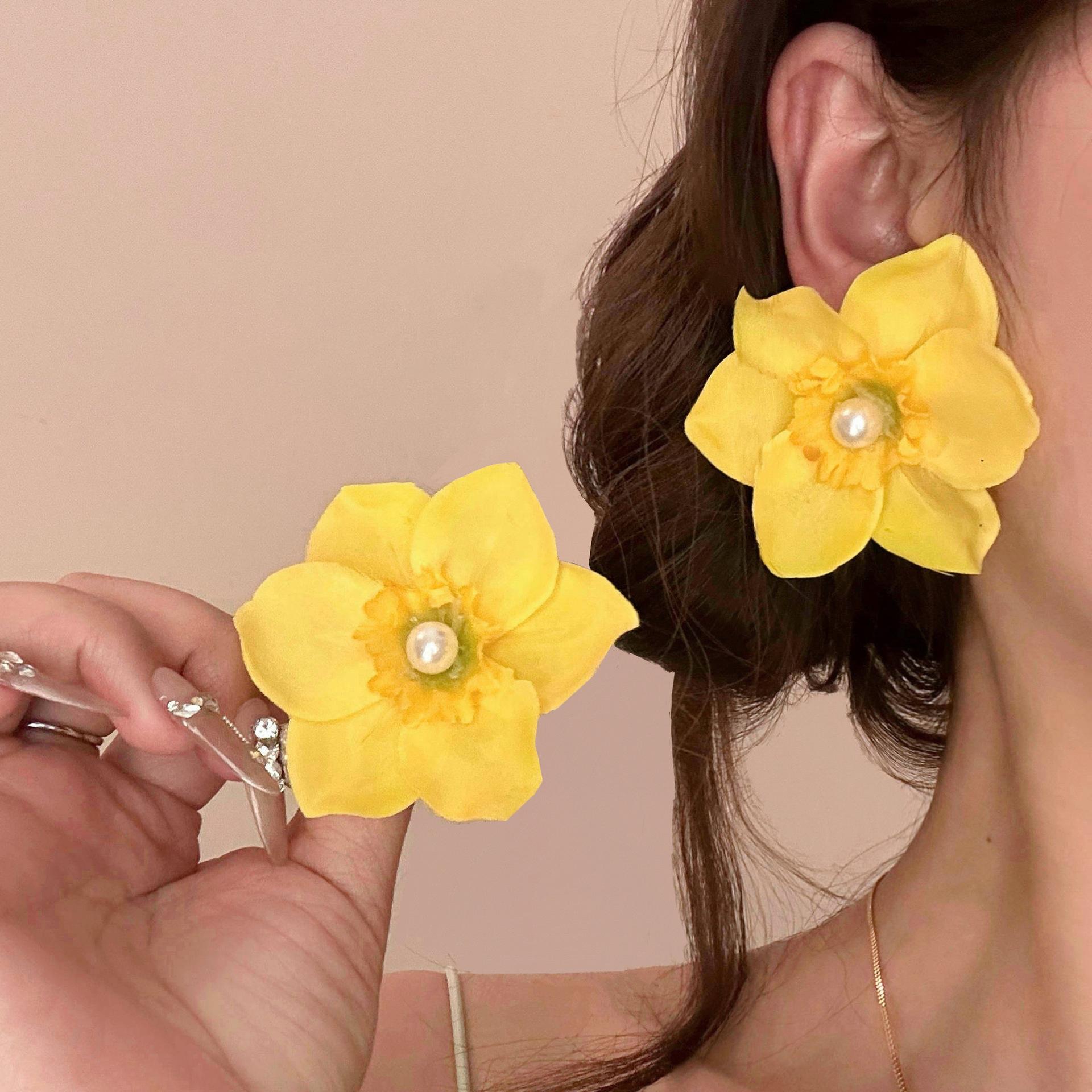 Korean version of three-dimensional small yellow flower pearl stud earrings spring and summer new fresh and sweet earrings fashion vacation style
Korean version of three-dimensional small yellow flower pearl stud earrings spring and summer new fresh and sweet earrings fashion vacation style