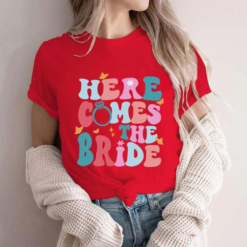 Футболка для женщин Here Come The Bride/Футболки для вечеринок Отличные топы для девичников Футболки для свадебных вечеринок в стиле ретро Футболки для подружек невесты 4XL
Футболка для женщин Here Come The Bride/Футболки для вечеринок Отличные топы для девичников Футболки для свадебных вечеринок в стиле ретро Футболки для подружек невесты 4XL