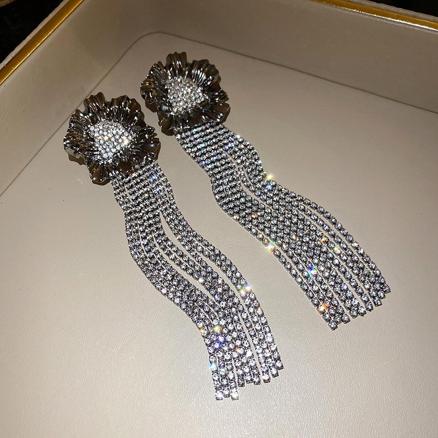European and American silver needle diamond-encrusted flower fringed earrings simple fashion temperament earrings light luxury high-end earrings women
European and American silver needle diamond-encrusted flower fringed earrings simple fashion temperament earrings light luxury high-end earrings women