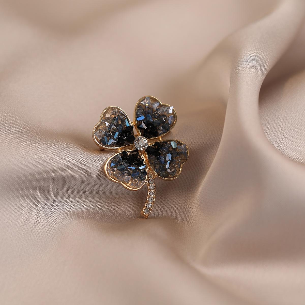2025 new four-leaf clover imitation crystal brooch women s high-end sense light luxury high-end versatile suit coat with accessories
2025 new four-leaf clover imitation crystal brooch women s high-end sense light luxury high-end versatile suit coat with accessories