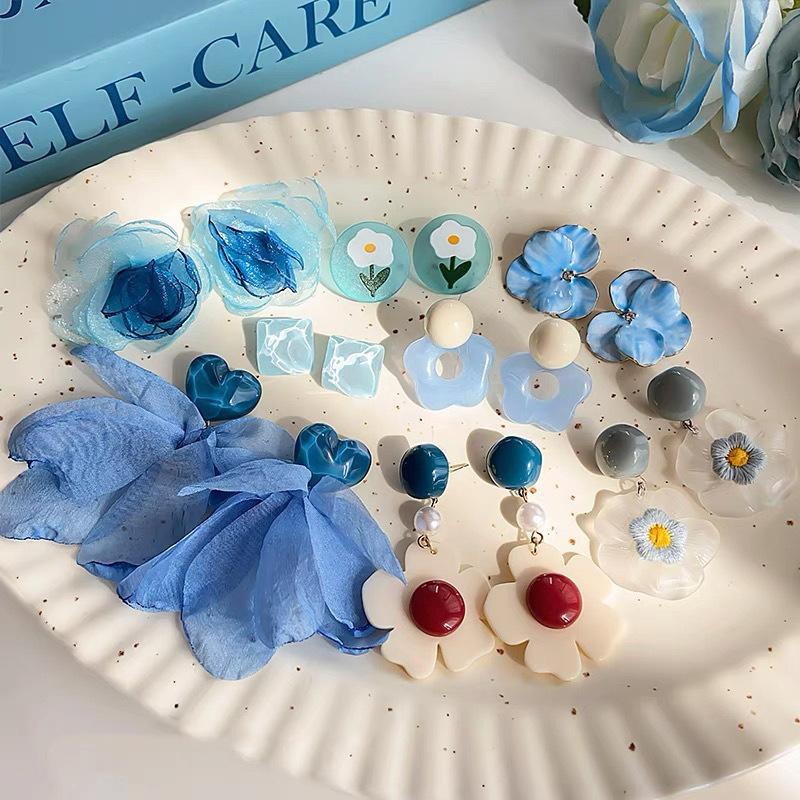 Mesh blue flower earrings vacation style high-end stud earrings summer niche versatile temperament earrings women
Mesh blue flower earrings vacation style high-end stud earrings summer niche versatile temperament earrings women