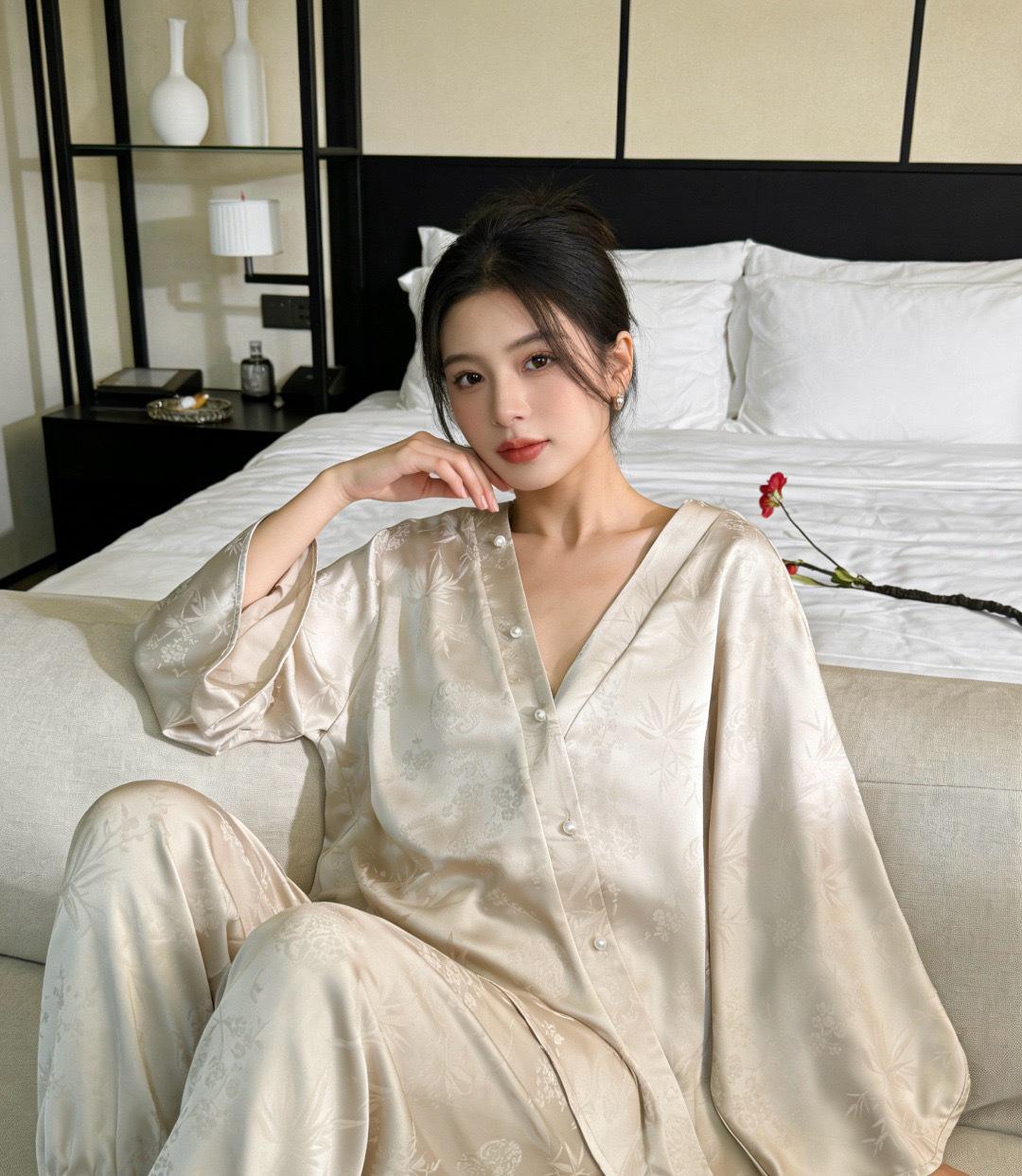 Maple Leaf Shadow: Elegant Jacquard V-Neck Pajamas for Women – Chic Loose-Fit Homewear, Perfect for Spring/Autumn, Wear Indoors or Out. L шампанського
Maple Leaf Shadow: Elegant Jacquard V-Neck Pajamas for Women – Chic Loose-Fit Homewear, Perfect for Spring/Autumn, Wear Indoors or Out. L шампанського