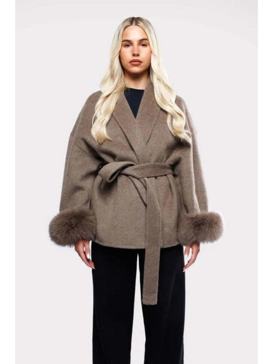 В наявності: Елегантне пальто з лацканами та поясом на талії з хутряними манжетами, весна 2025 Small
В наявності: Елегантне пальто з лацканами та поясом на талії з хутряними манжетами, весна 2025 Small