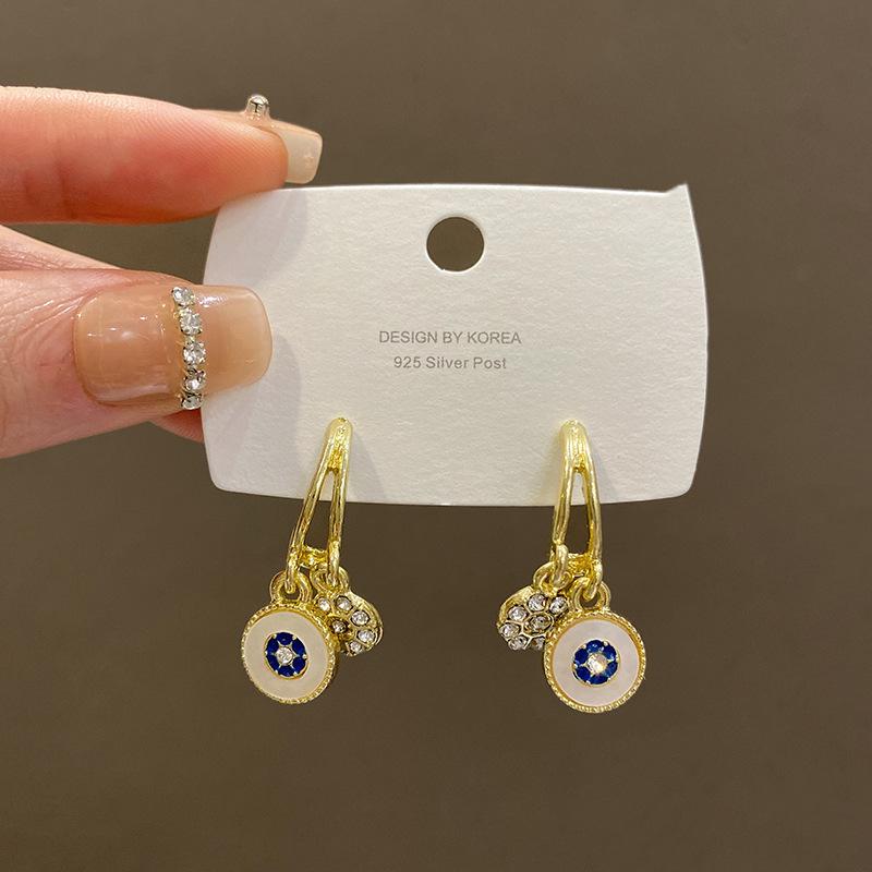 Korean retro geometric circle earrings women s high-end sense light luxury personality full diamond earrings new ear jewelry
Korean retro geometric circle earrings women s high-end sense light luxury personality full diamond earrings new ear jewelry
