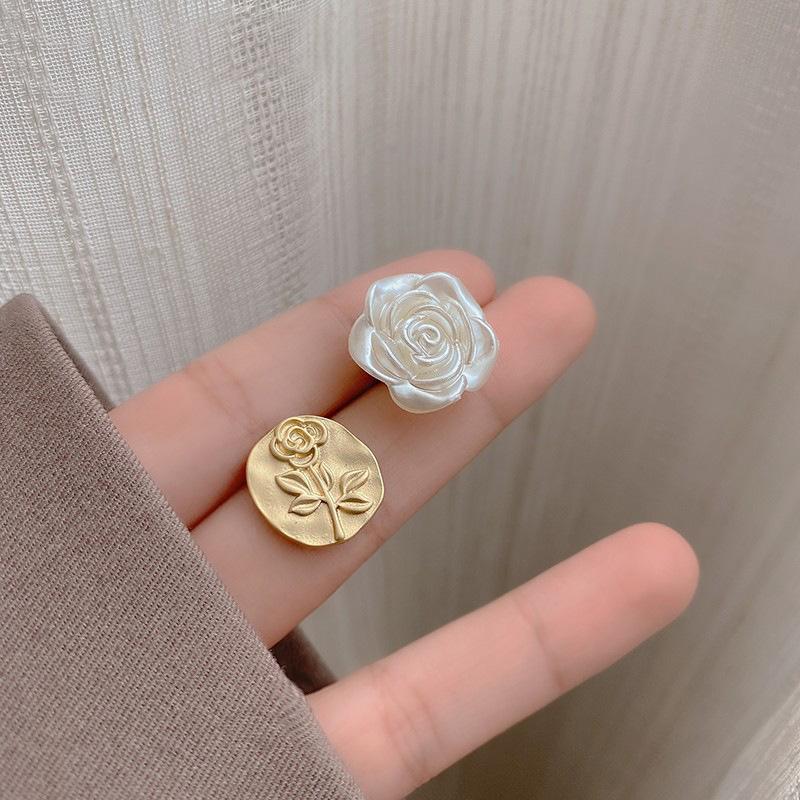 Exquisite Asymmetric Rose Flowers Imitation Pearl Stud Earrings for Women Simple Korean Girl Zircon Friend Christmas Gift
Exquisite Asymmetric Rose Flowers Imitation Pearl Stud Earrings for Women Simple Korean Girl Zircon Friend Christmas Gift