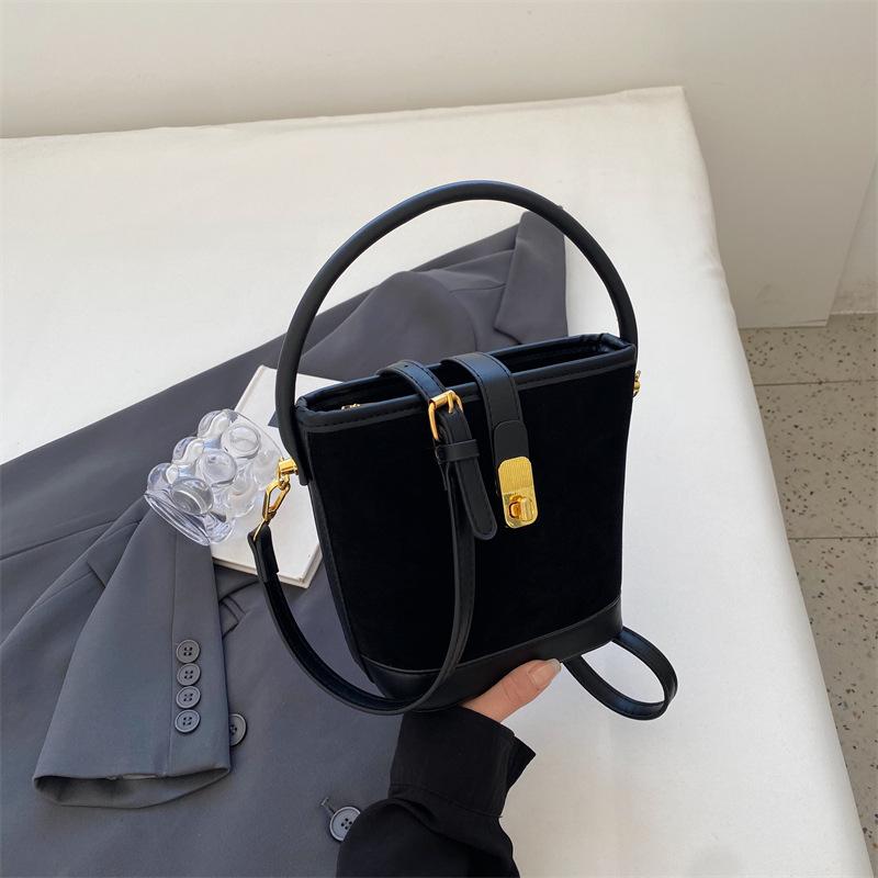 Маленькая женская сумка 2024 года, новая летняя женская сумка-мессенджер, высококачественная, вместительная, переносная сумка-ведро чёрный
Маленькая женская сумка 2024 года, новая летняя женская сумка-мессенджер, высококачественная, вместительная, переносная сумка-ведро чёрный