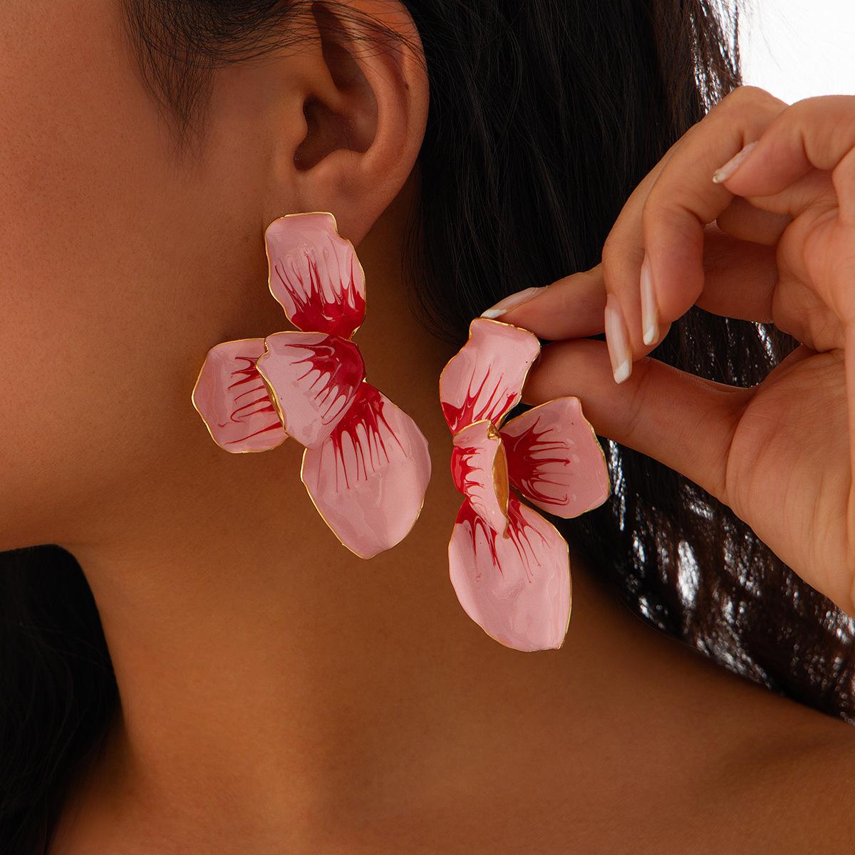 Gradual change of pink petals dripping oil exaggerated earrings, fashion high sense sweet wind temperament versatile earrings
Gradual change of pink petals dripping oil exaggerated earrings, fashion high sense sweet wind temperament versatile earrings