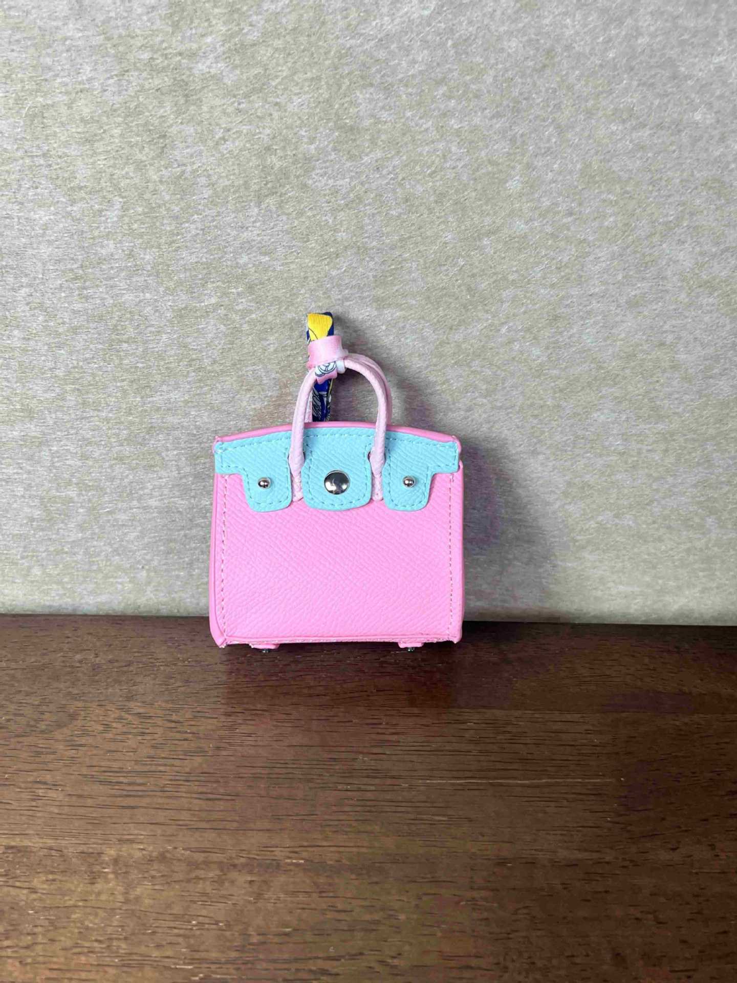 New mini candy color platinum bag pair touch blind box same lipstick bag earphone bag creative bag pendant key світло-рожевий колір
New mini candy color platinum bag pair touch blind box same lipstick bag earphone bag creative bag pendant key світло-рожевий колір