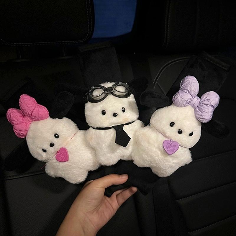 Чехол на ремень безопасности автомобиля Sanrio из мультфильма, плюшевый чехол Pochacco для автомобильного ремня безопасности, защитная накладка на плечо, салон автомобиля
Чехол на ремень безопасности автомобиля Sanrio из мультфильма, плюшевый чехол Pochacco для автомобильного ремня безопасности, защитная накладка на плечо, салон автомобиля