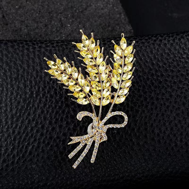 Элегантная брошь в виде цветка с жемчугом: Роскошная женская брошь и зажим для украшений для аксессуаров для одежды
Элегантная брошь в виде цветка с жемчугом: Роскошная женская брошь и зажим для украшений для аксессуаров для одежды