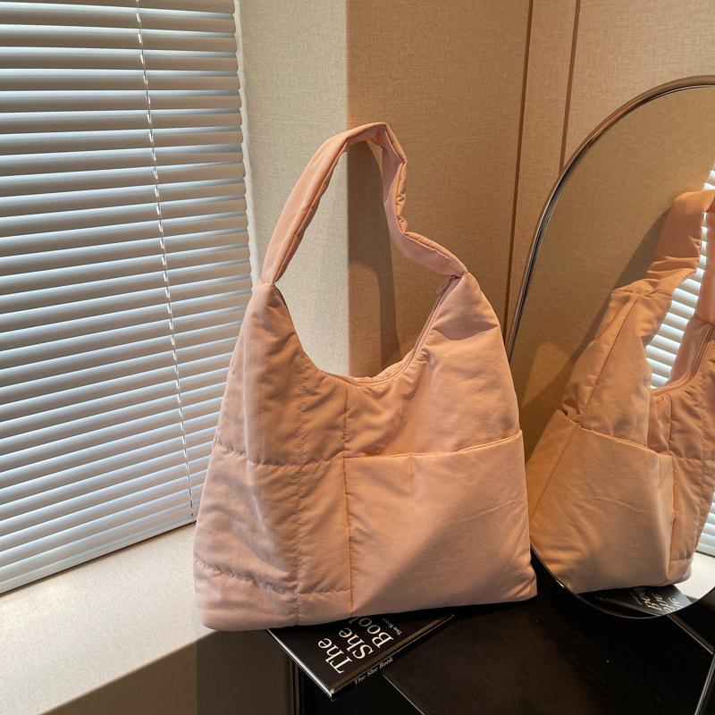 Large-capacity tote bag, new simple casual shoulder bag, high-end versatile underarm bag чёрный
Large-capacity tote bag, new simple casual shoulder bag, high-end versatile underarm bag чёрный