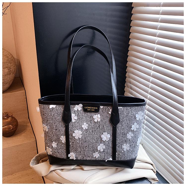 Tote bag women s large capacity 2025 new summer versatile casual shoulder bag college bag білий
Tote bag women s large capacity 2025 new summer versatile casual shoulder bag college bag білий