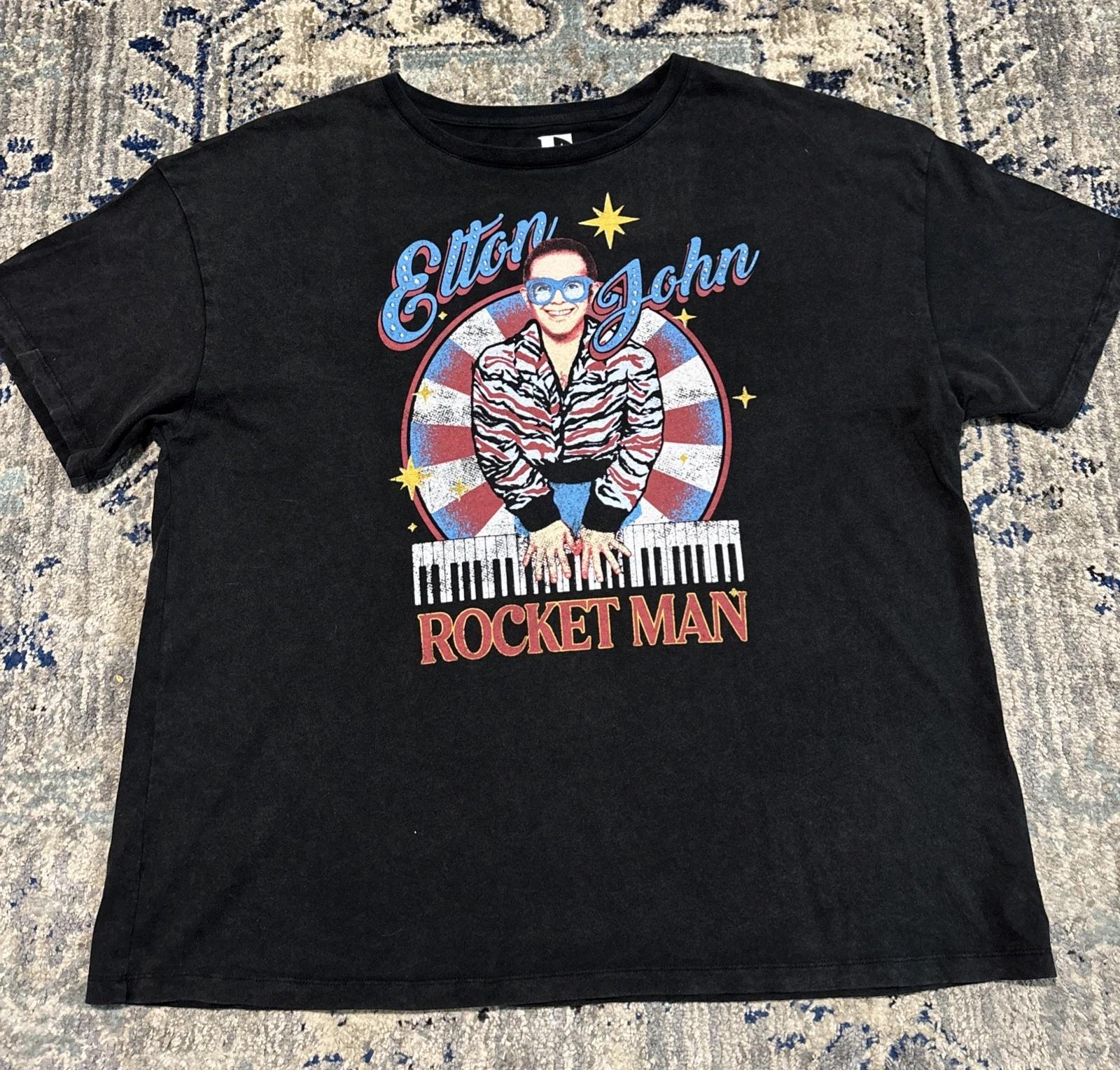 ELTON JOHN ROCKET MAN T-SHIRT Mens SIZE XXL BLACK RETRO BAND TEE TOUR SHIRT S
ELTON JOHN ROCKET MAN T-SHIRT Mens SIZE XXL BLACK RETRO BAND TEE TOUR SHIRT S