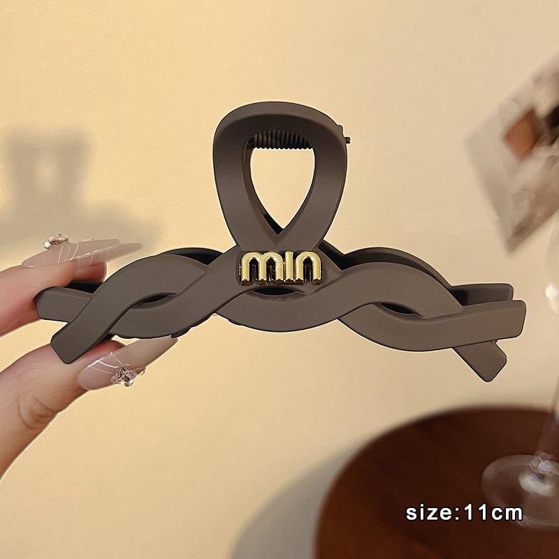 Matte Wave Shark Hair Claw Clip with Twisted Design and Letter Accent for Thick and Thin Hair Secure Hold 11cm Size One Size
Matte Wave Shark Hair Claw Clip with Twisted Design and Letter Accent for Thick and Thin Hair Secure Hold 11cm Size One Size