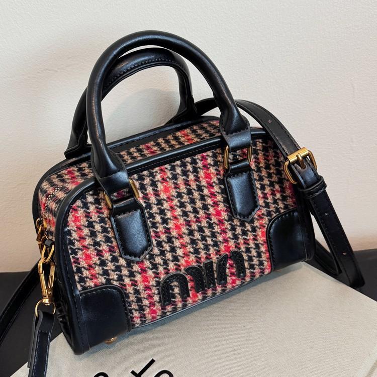 Super fire small bag women s autumn and winter 2025 new retro versatile messenger bag women s portable work small bag
Super fire small bag women s autumn and winter 2025 new retro versatile messenger bag women s portable work small bag