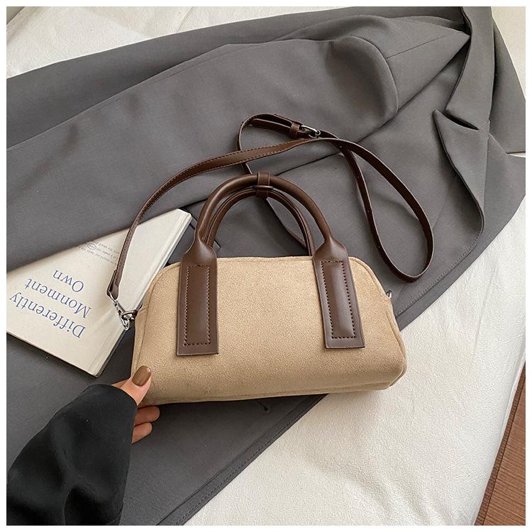 Винтажная матовая женская сумка 2025 осень новая нишевая сумка-подушка для боулинга для通勤肩斜挎ткань
Винтажная матовая женская сумка 2025 осень новая нишевая сумка-подушка для боулинга для通勤肩斜挎ткань