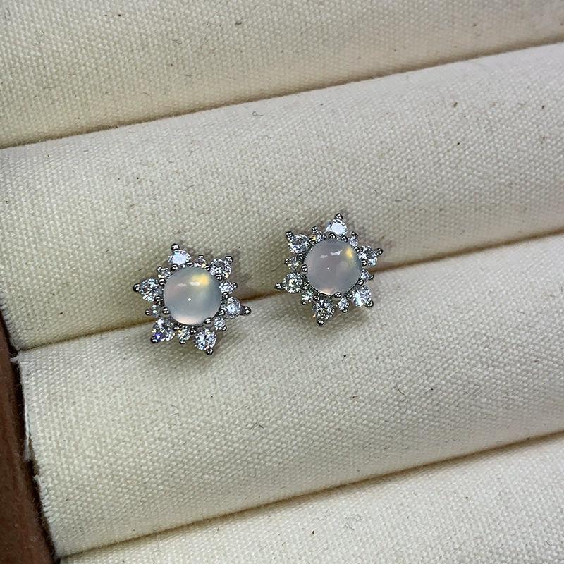 Sterling silver needle white chalcedony stud earrings women s new Chinese light luxury high-end earrings autumn and winter light luxury sweet earrings
Sterling silver needle white chalcedony stud earrings women s new Chinese light luxury high-end earrings autumn and winter light luxury sweet earrings