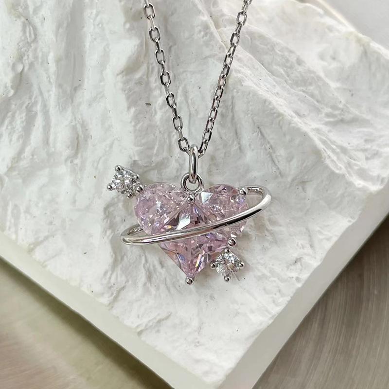 Новое ожерелье Love Planet для женщин, нишевый дизайн, легкая роскошь, милая темпераментная девушка, розовая бриллиантовая цепочка Love Clavicle
Новое ожерелье Love Planet для женщин, нишевый дизайн, легкая роскошь, милая темпераментная девушка, розовая бриллиантовая цепочка Love Clavicle