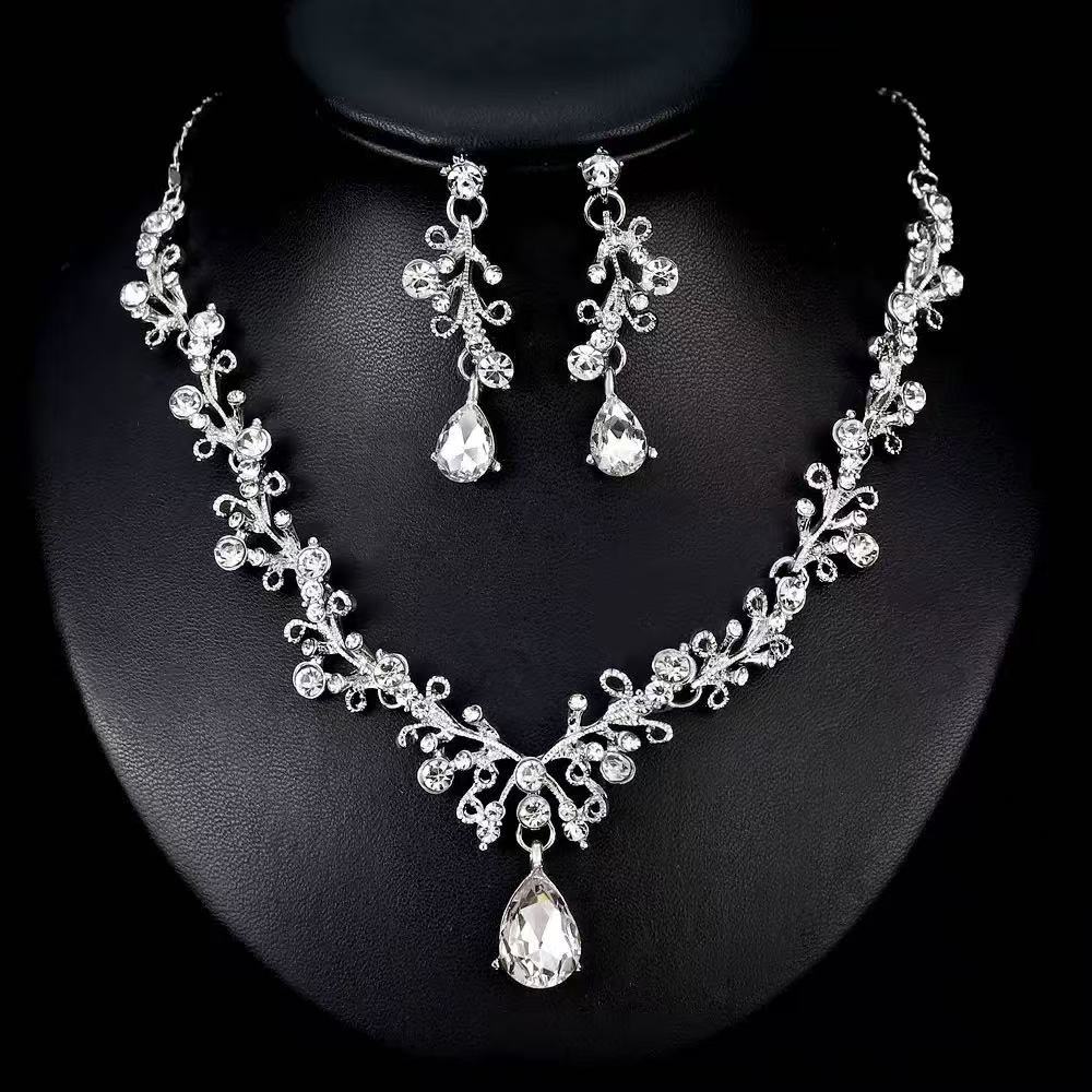 Fashion Rhinestone Necklace and Earrings Set for Women Wedding Bridal Jewelry Alloy Gold Silver срібний
Fashion Rhinestone Necklace and Earrings Set for Women Wedding Bridal Jewelry Alloy Gold Silver срібний