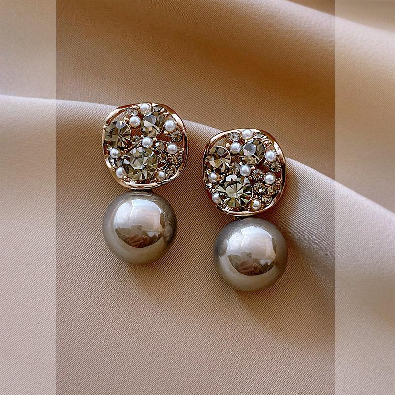 Геометрические серьги-ромбы с искусственным жемчугом и бриллиантами, темпераментные серьги-пусеты, нишевые дизайнерские серьги
Геометрические серьги-ромбы с искусственным жемчугом и бриллиантами, темпераментные серьги-пусеты, нишевые дизайнерские серьги