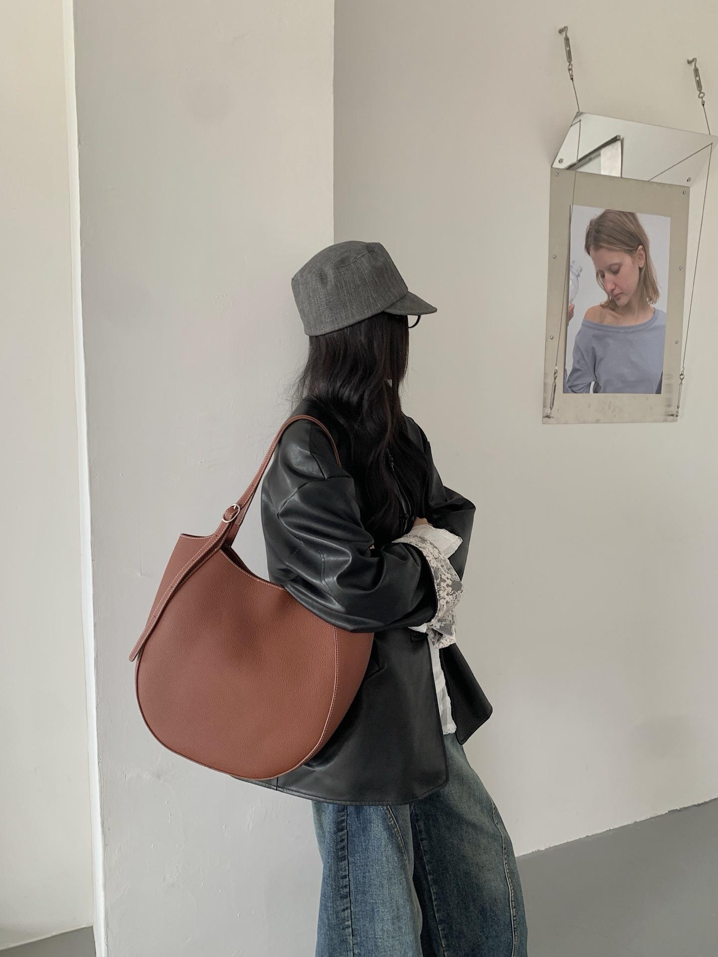2026 Leather Women s Large Capacity Shoulder Bag, Top Layer Cowhide Tote Bag, Shoulder Bag Armpit 35X10X29CM
2026 Leather Women s Large Capacity Shoulder Bag, Top Layer Cowhide Tote Bag, Shoulder Bag Armpit 35X10X29CM