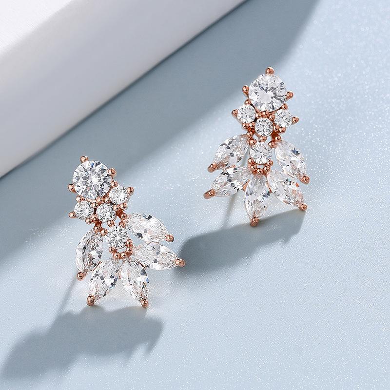 Темпераментные Элегантные Медные Серьги-пусеты с Цирконом для Женщин Высокий Стиль Свадебные Серьги Свадебная Фотография Серьги со Стальной Иглой Горячие
Темпераментные Элегантные Медные Серьги-пусеты с Цирконом для Женщин Высокий Стиль Свадебные Серьги Свадебная Фотография Серьги со Стальной Иглой Горячие