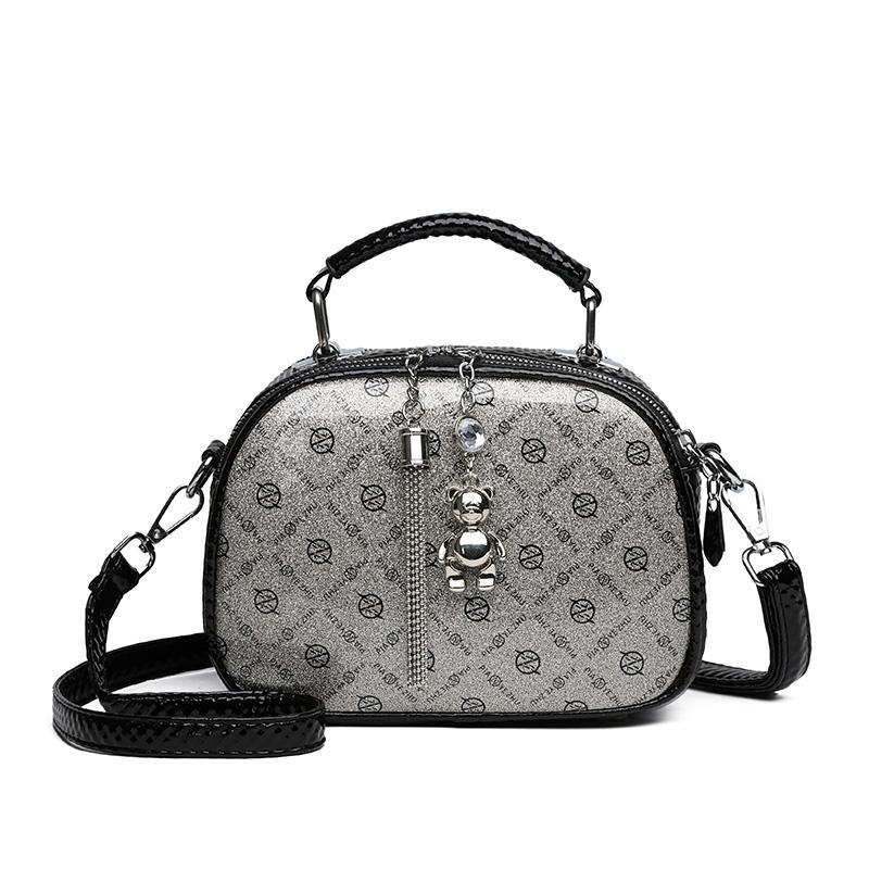 Модные женские очаровательные сумки через плечо с украшением в виде медведя для отдыха, маленькая квадратная сумка через плечо, роскошный дизайн, сумка-мессенджер, дорожный кошелек
Модные женские очаровательные сумки через плечо с украшением в виде медведя для отдыха, маленькая квадратная сумка через плечо, роскошный дизайн, сумка-мессенджер, дорожный кошелек