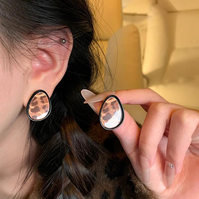Retro Leopard Print Heart Stud Earrings for Women Girl Fashion Versatile Black Border Compact Earrings Party Jewelry Accessories
Retro Leopard Print Heart Stud Earrings for Women Girl Fashion Versatile Black Border Compact Earrings Party Jewelry Accessories