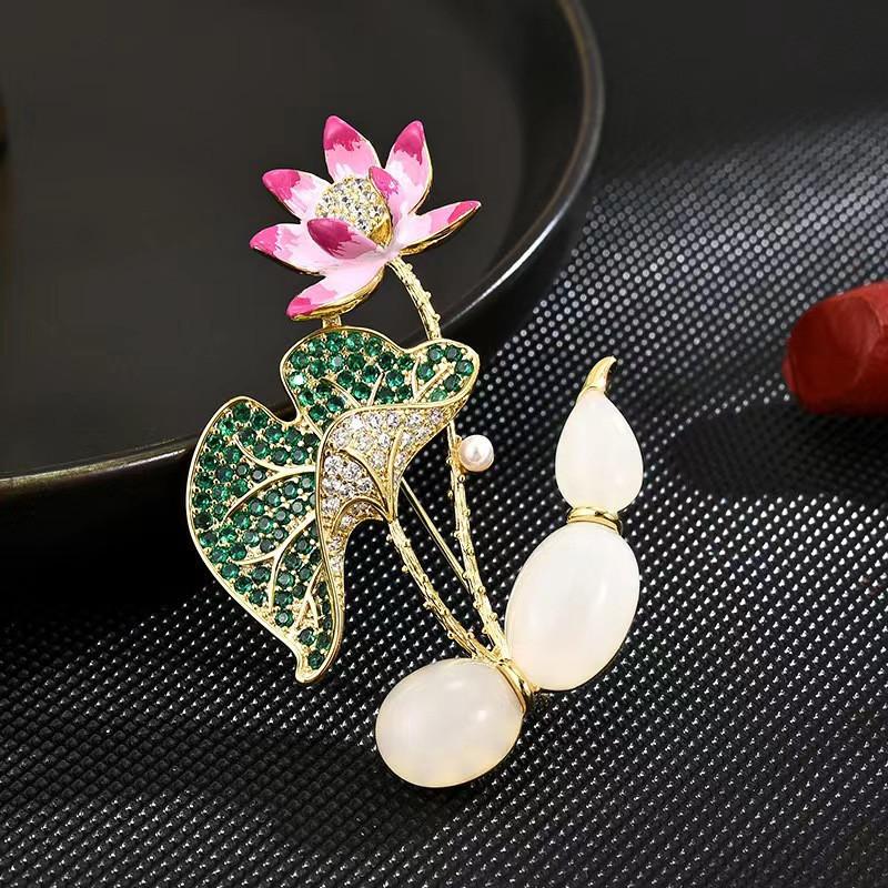 Elegant Women Girls FashionOpal Crystal Lotus Brooch Accessories High Quality Classic Flower Badges For Ladies s Clothing Coat
Elegant Women Girls FashionOpal Crystal Lotus Brooch Accessories High Quality Classic Flower Badges For Ladies s Clothing Coat