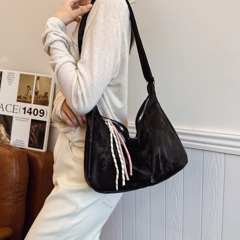 Popular nylon women s new solid color large capacity casual shoulder messenger tote bag women синій
Popular nylon women s new solid color large capacity casual shoulder messenger tote bag women синій
