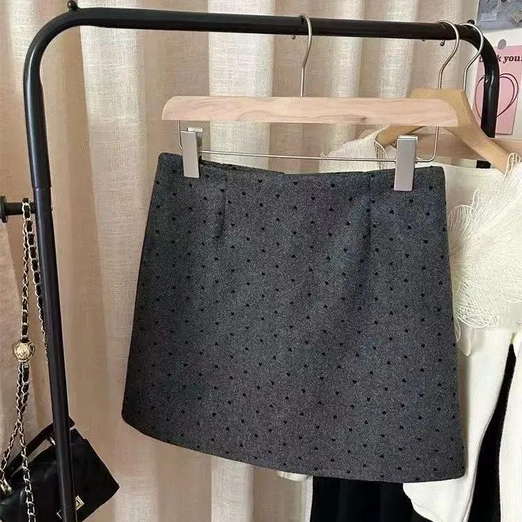 Women s High-Waisted Gray Woolen A-Line Skirt - Slimming, Hip-Hugging Korean Style for Autumn/Winter S (37-45 kg)
Women s High-Waisted Gray Woolen A-Line Skirt - Slimming, Hip-Hugging Korean Style for Autumn/Winter S (37-45 kg)