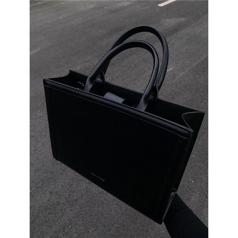 High-end large-capacity bag women s 2025 new retro Korean official shoulder bag commuter versatile crossbody bag чорний
High-end large-capacity bag women s 2025 new retro Korean official shoulder bag commuter versatile crossbody bag чорний